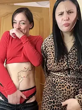 Stripchat Live Sex Cam of CherryBombs-