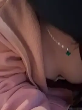 Stripchat Sex Cam of Emily-Nguyen