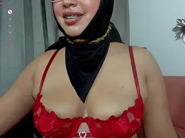Stripchat Adult Webcam of zaahira_66