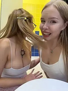Stripchat Live Sex Cam of FlashTitsRoyal