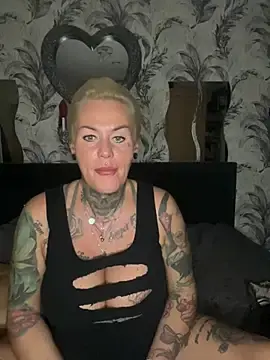 Stripchat Live Porn of InkedMissLaBaehm