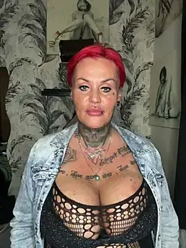 Stripchat Sex Cam of InkedMissLaBaehm