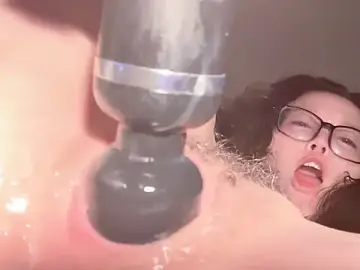 Stripchat Sex Cam of Krismil3
