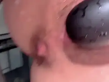 Stripchat Live Sex Cam of Krismil3
