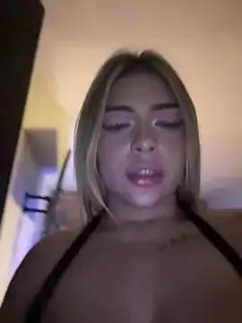 Stripchat Free Porn Cam of MiaWhitePink_