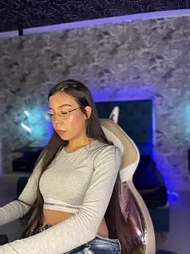 Stripchat Free Porn Cam of Emiily_Rouse