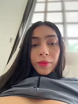 Stripchat Live Sex Cam of Ema_azel