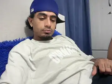 Stripchat Sex Cam of dominic_brandd23