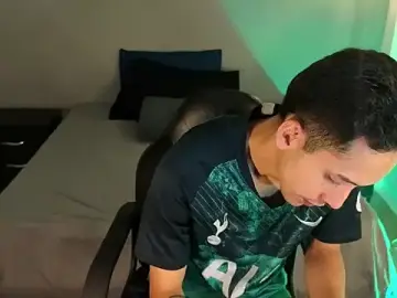 Stripchat Live Sex Cam of Zack_isback