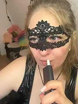 Stripchat Live Sex Cam of -CurvySecret-