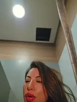 Stripchat Sex Cam of Karen_San_Miguel