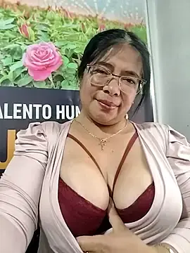 Stripchat Sex Cam of __valentina18