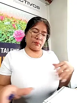 Stripchat Free Porn Cam of __valentina18