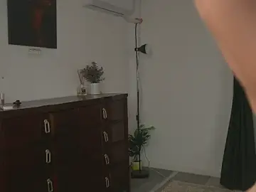 Stripchat Live Sex Cam of Alyonaqueen_