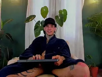 Stripchat Free Live Porn of Aron_ford