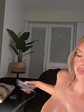 Stripchat Sex Cam of Lena_Blom