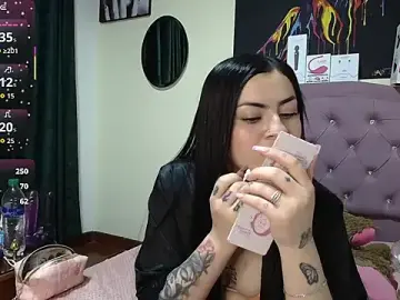 Stripchat Nude Webcam of Emmie_Hot
