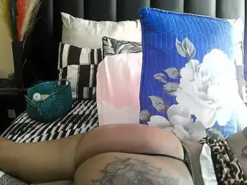 Stripchat Sex Cam of NaughtyLuux12