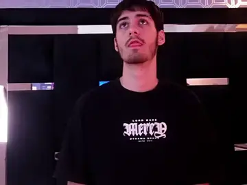 Stripchat Free Porn Cam of Enzo_Crown