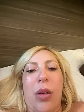 Stripchat Sex Cam of Juuhschmitt