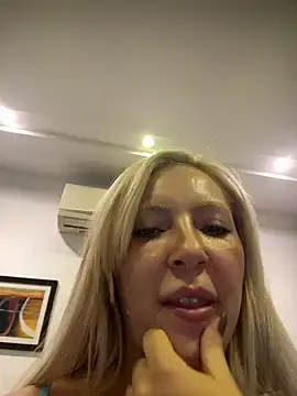 Stripchat Live Sex Cam of Juuhschmitt