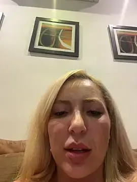 Stripchat Live Sex Cam of Juuhschmitt