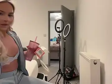 Stripchat Live Sex Cam of Naughtyblondex