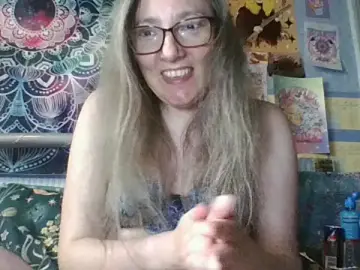 Stripchat Free Porn Cam of Izzylove47