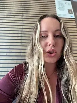 Stripchat Sex Cam of Mona_Plus