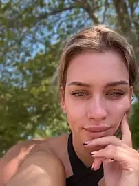 Stripchat Sex Cam of KikiWatson