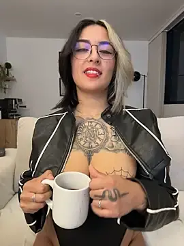 Stripchat Live Sex Cam of Rae_Lil_White