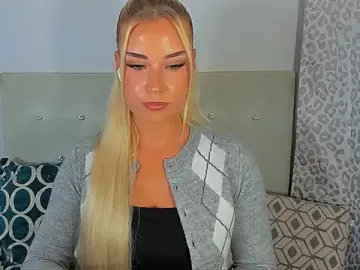 Stripchat Nude Webcam of KristyHoney