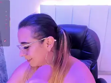 Stripchat Best Webcam of MHONIKBELUCCI