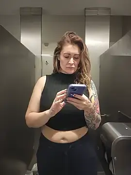 Stripchat Free Porn Cam of HollyTattoo