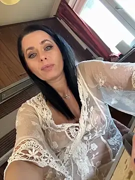 Stripchat Live Sex Cam of Hotmomcheckk_