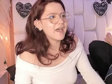 Stripchat Free Porn Cam of Daphne_And_Roger