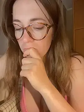 Stripchat Adult Webcam of MommmyYummy
