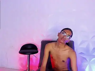Stripchat Sex Cam of triiangel_latinboy