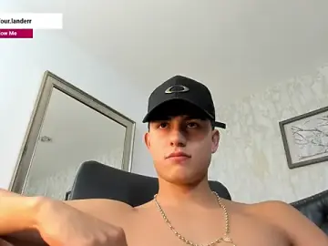 Stripchat Live Sex Cam of Lander_Cruz