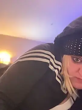 Stripchat Live Sex Cam of KITTYBOOBOOFUXX