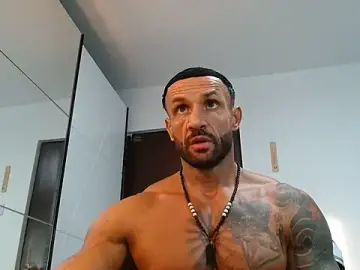 Stripchat Free Porn Cam of Magnificmuscles89