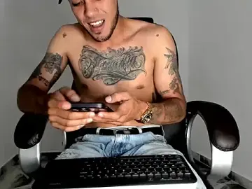 Stripchat Live Sex of mikee_scooth