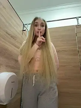 Stripchat Sex Cam of LollyPollly