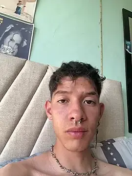 Stripchat Free Porn Cam of heyy_noah11