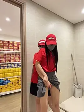 Stripchat Live Sex of Sneaky_Cumshoot