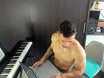 Stripchat Best live sex cam show of logan_smith