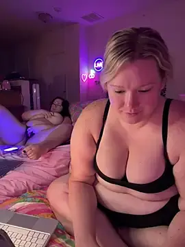 Stripchat Sex Cam of PiggyRose