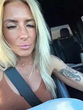 Stripchat Live Sex Cam of blondiluvsanal