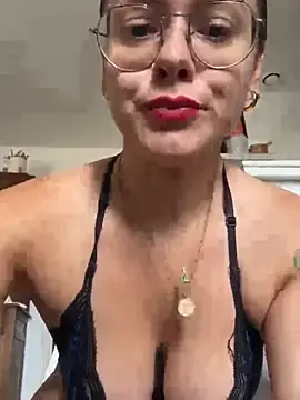 Stripchat Sex Cam of Luccreccia_