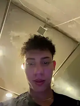 Stripchat Sex Cam of yoursexyjose